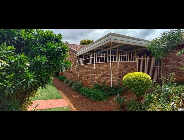 3 BEDROOM TOWNHOUSE FOR SALE IN CLARINA